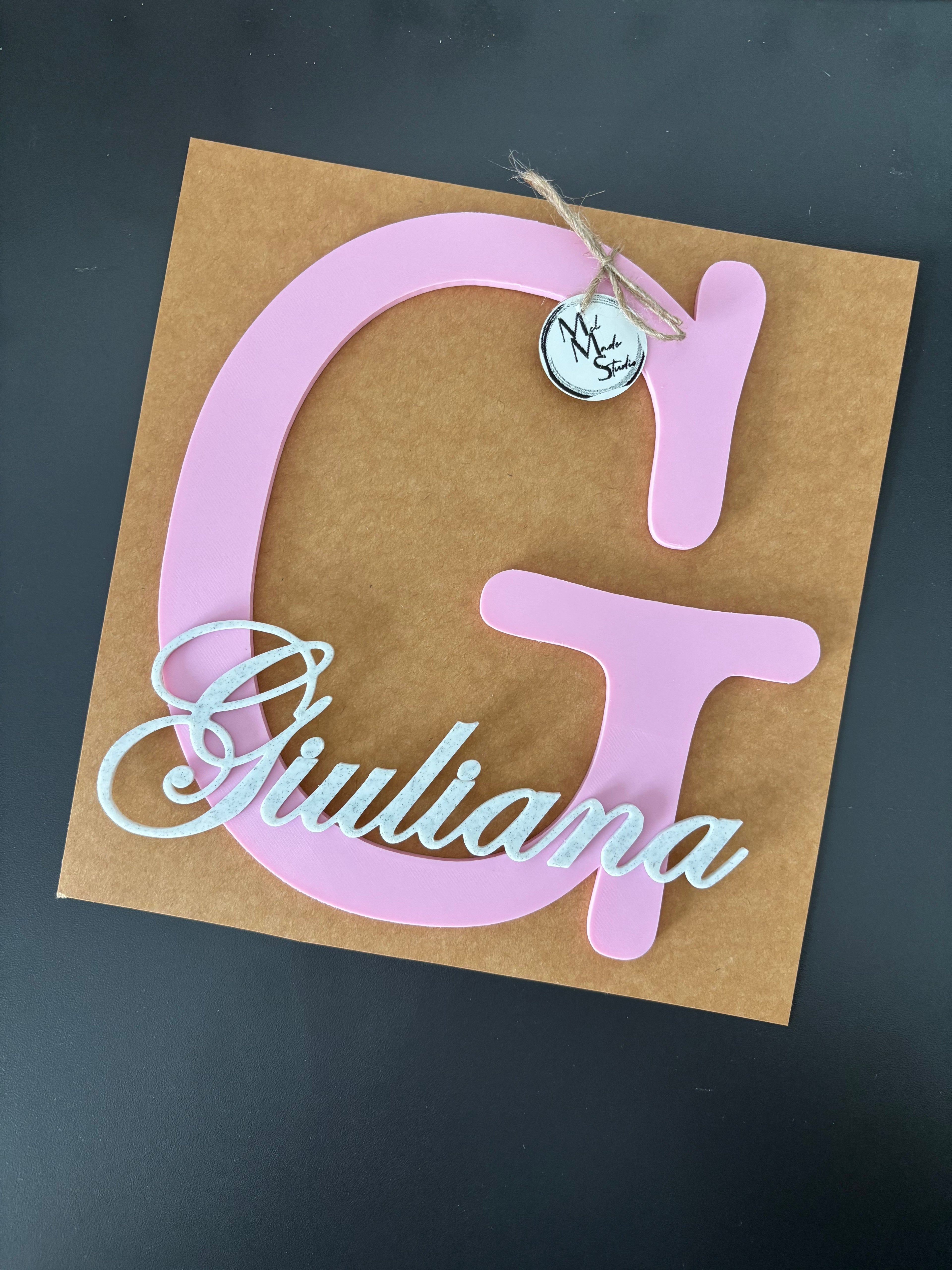 Personalisierter 3D Buchstabe G in Pink mit Name Giuliana als Türschild Handgemacht