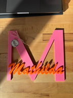 Personalisierter 3D Buchstabe M in Rot mit Name Mathilda als handgemachtes Türschild