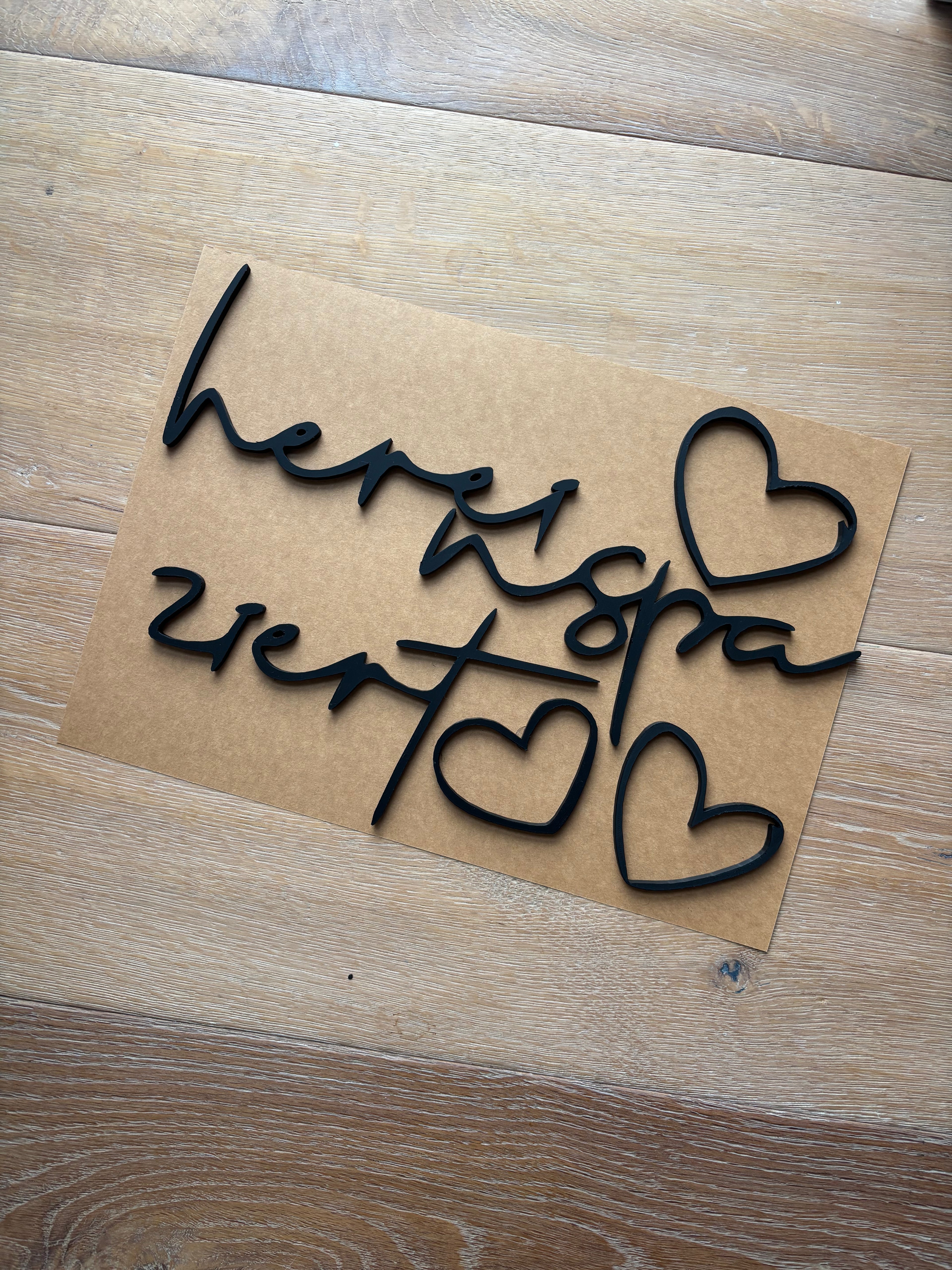 „hereinspaziert“ mit Herzen 3D Schriftzug