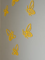 Detailaufnahme gelber 3D Bienen Wanddeko – moderne, handgemachte Dekoration für Kinderzimmer oder Spielzimmer Wandgestaltung