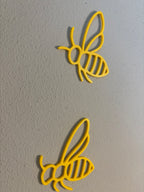 Zwei gelbe 3D Bienen als Wanddekoration – handgemachte moderne Deko für Kinderzimmer oder Spielzimmer Wandgestaltung