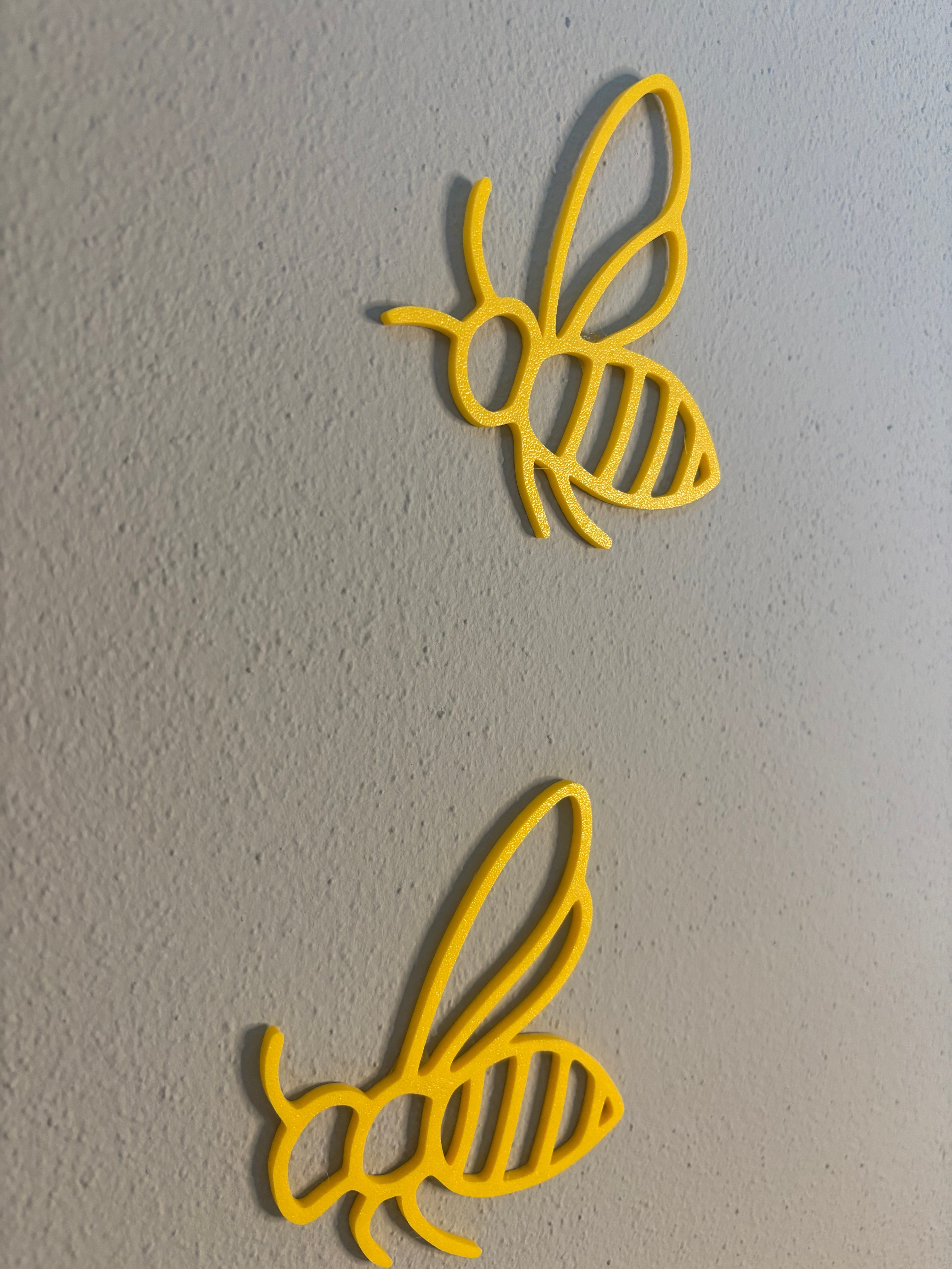 Zwei gelbe 3D Bienen als Wanddekoration – handgemachte moderne Deko für Kinderzimmer oder Spielzimmer Wandgestaltung