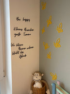 Beispielhafte Wandgestaltung im Kinderzimmer mit gelben 3D Bienen und Schriftzügen – Wanddeko Idee modern