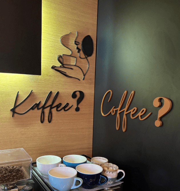 „Kaffee? / Coffee?“ – Moderne Schriftzug Deko für Küche, Café & Bar. - MelMadeStudio