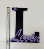 Personalisierter 3D Buchstabe L in Schwarz mit lila Name Levin als handgemachtes Türschild