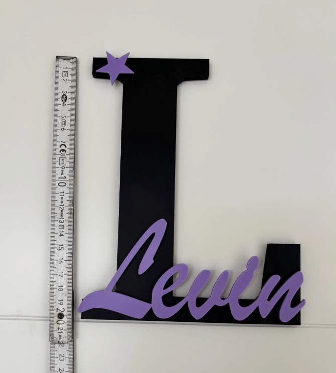 Personalisierter 3D Buchstabe L in Schwarz mit lila Name Levin als handgemachtes Türschild