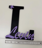 Personalisierter 3D Buchstabe L in Schwarz mit Name Levin und kleinen Sternen als Türschild