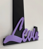Personalisierter 3D Buchstabe L in Schwarz mit lila Name Levin und Lineal zur Größenanzeige als Türschild