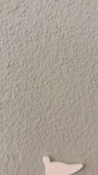 Detailansicht der 3D Heißluftballon Wanddeko – pastellfarbene Ballonspitze auf strukturierter Wand. Teil des Kinderzimmer Deko Sets mit Wolken.