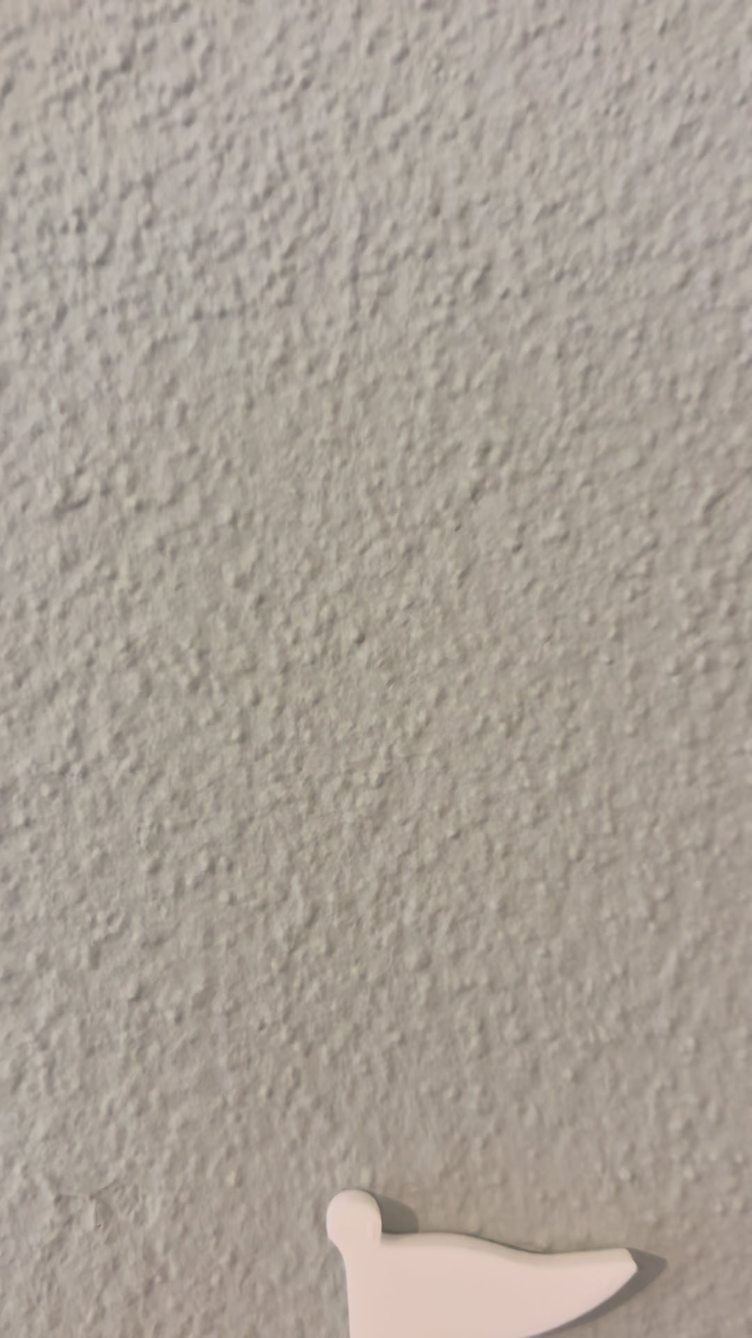 Detailansicht der 3D Heißluftballon Wanddeko – pastellfarbene Ballonspitze auf strukturierter Wand. Teil des Kinderzimmer Deko Sets mit Wolken.