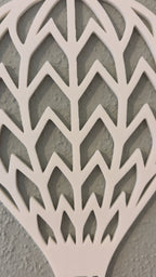 Detailansicht der 3D Heißluftballon Wanddeko – filigranes Muster in Pastell auf grauer Wand. Perfekt für moderne Kinderzimmergestaltung.