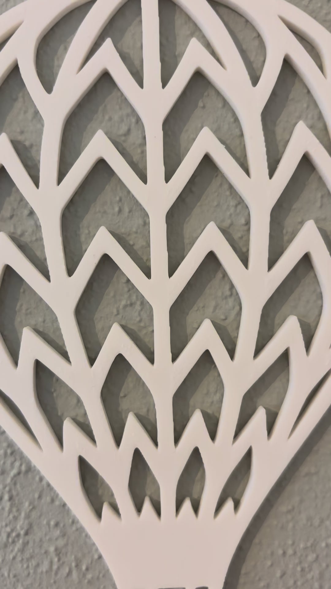 Detailansicht der 3D Heißluftballon Wanddeko – filigranes Muster in Pastell auf grauer Wand. Perfekt für moderne Kinderzimmergestaltung.