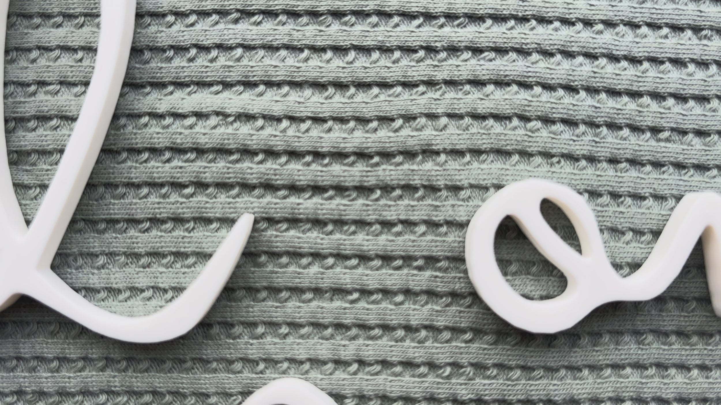 Detailansicht der 3D Kinderzimmer Deko 'Where the Wild Ones Play' auf gestricktem Hintergrund. Zauberhafte Wanddeko in Weiß für Babyzimmer.